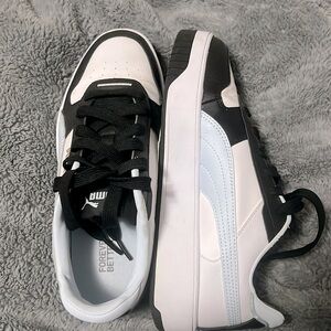 Puma Carina Street Platform sneaker. Size 7.5 Great color combo. Almost new